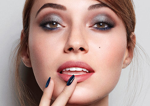 Ein Model mit einem metallischem Augen-Make-up