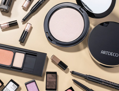 Mehrere nachfüllbare Produkte von ARTDECO wie die Beauty Box, Lidschatten-Stift und auffüllbarer Puder sind zu sehen